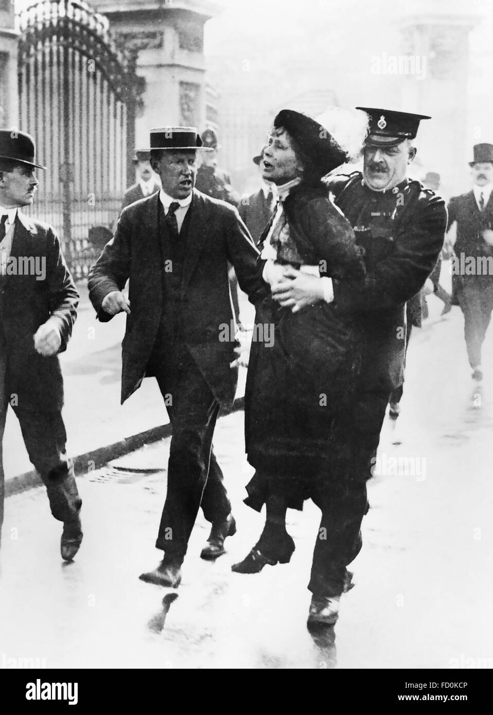 EMMELINE PANKHURST (1858-1928) Suffragette-Führerin wurde am 21. Mai 1914 von Superintendant Rolfe vor dem Buckingham Palace verhaftet, als sie versuchte, George V. eine Petition zu überreichen Stockfoto