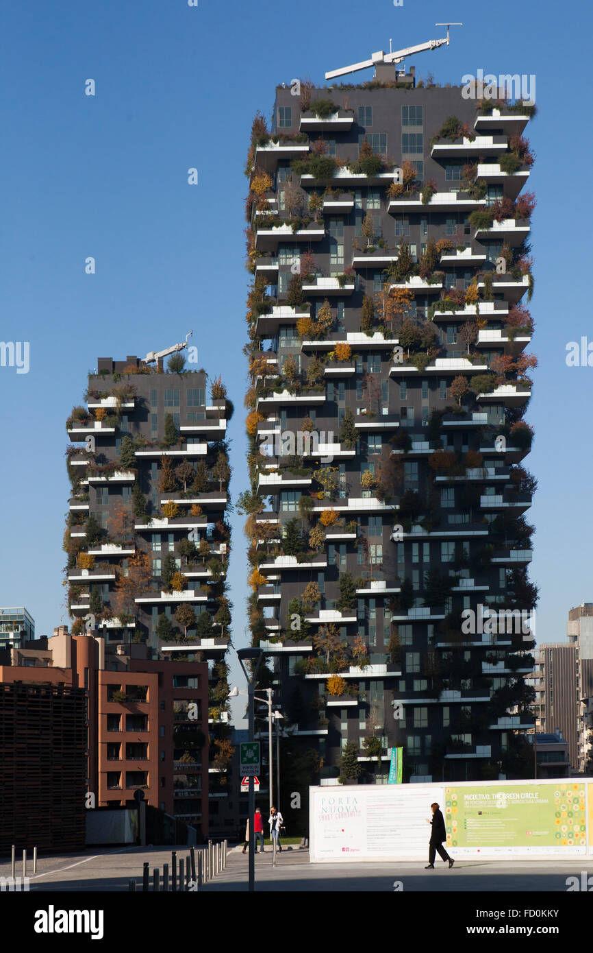 Menschen passieren die Wohntürme Bosco Verticale (vertikale Wald) im Stadtteil Porta Nuova in Mailand, Lombardei, Italien. Stockfoto