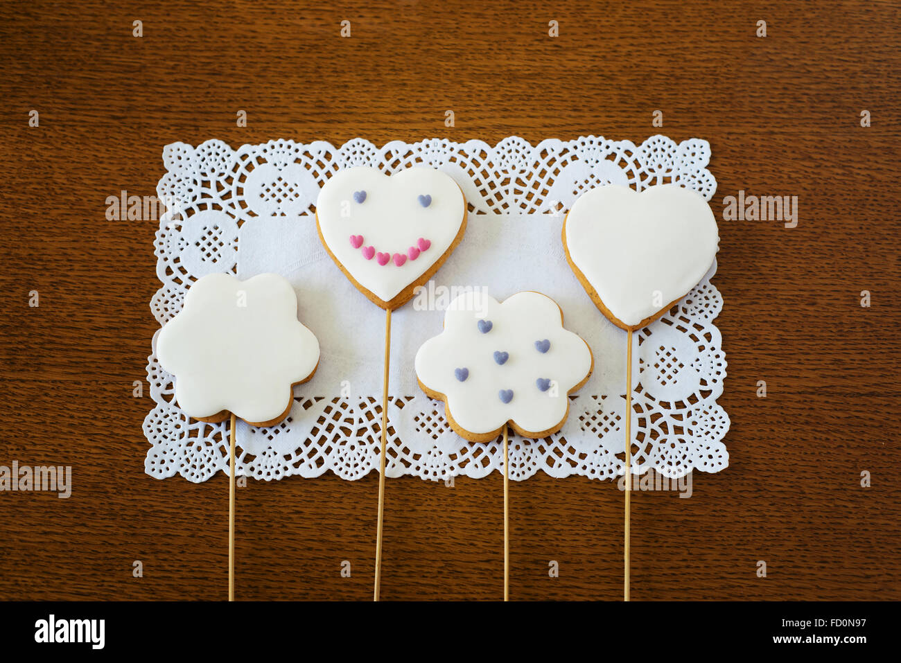 Ein Foto von Herzen Lächeln Cookies auf Holztisch. Stockfoto