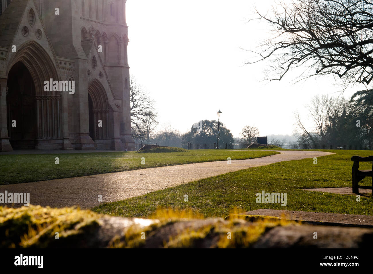 Blick über die Mauer in den Park und die Kathedrale Stockfoto