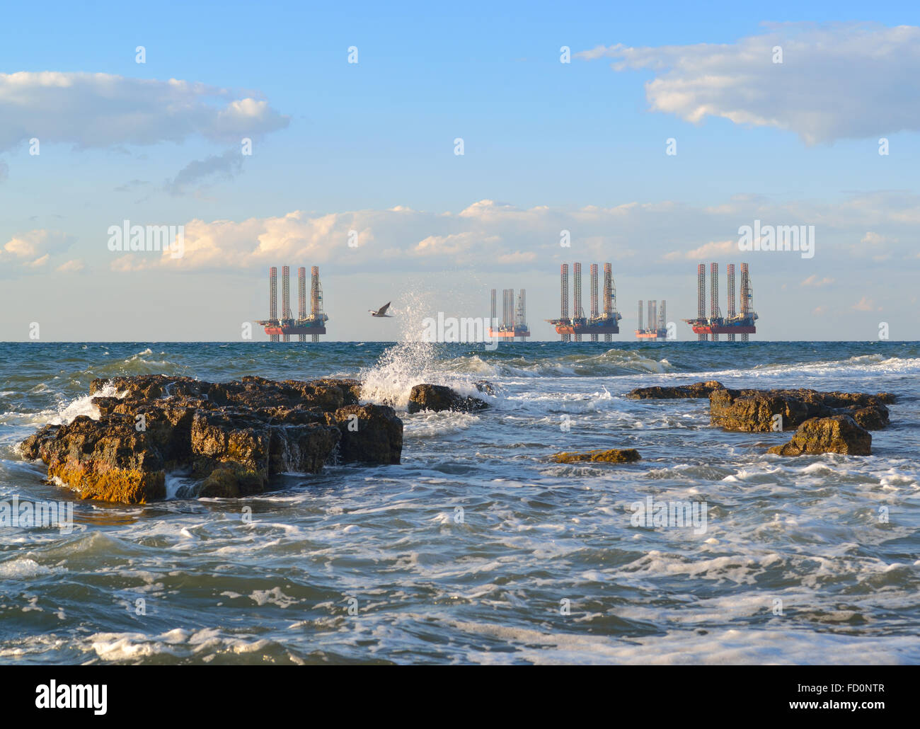 Meer-Station der Gasproduktion. Bohrplattformen im Meer bei Sonnenuntergang vor blauem Himmel Stockfoto