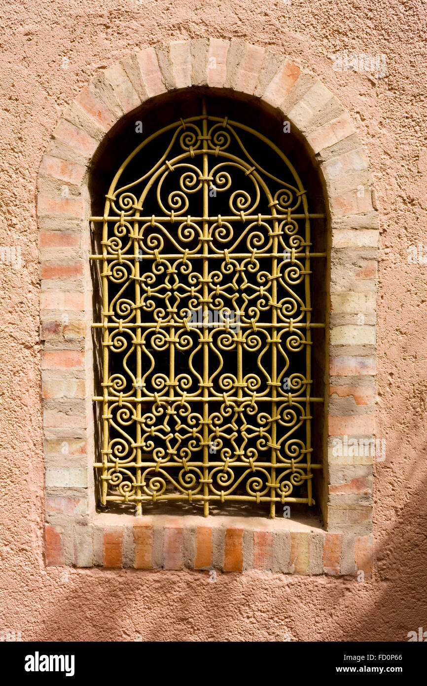 Ziegel-Fenster mit Metall Gitterwerk in Marrakesch, Marokko Stockfoto
