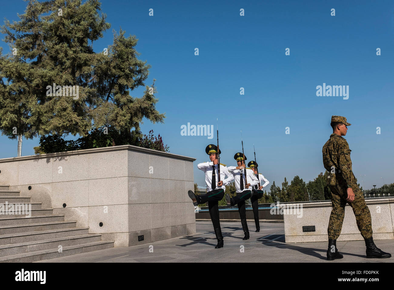 Änderung der Garde im Mausoleum des Turkmenbaschi Nijasow, Diktator Turkmenistans. Stockfoto