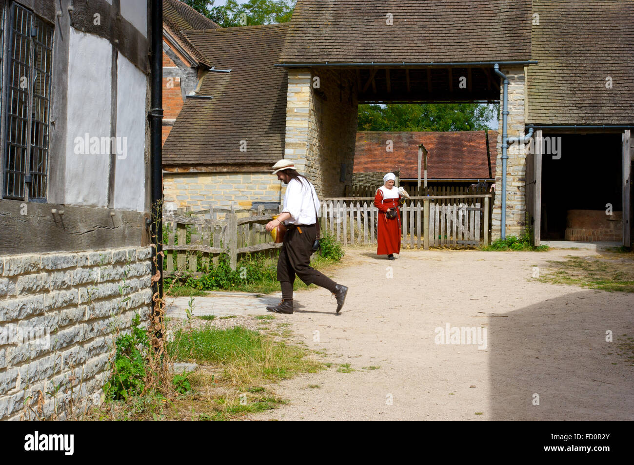 Touristen vor Mary Arden's Farm, einst William Shakespeares Zuhause in Stratford-upon-Avon. Stockfoto