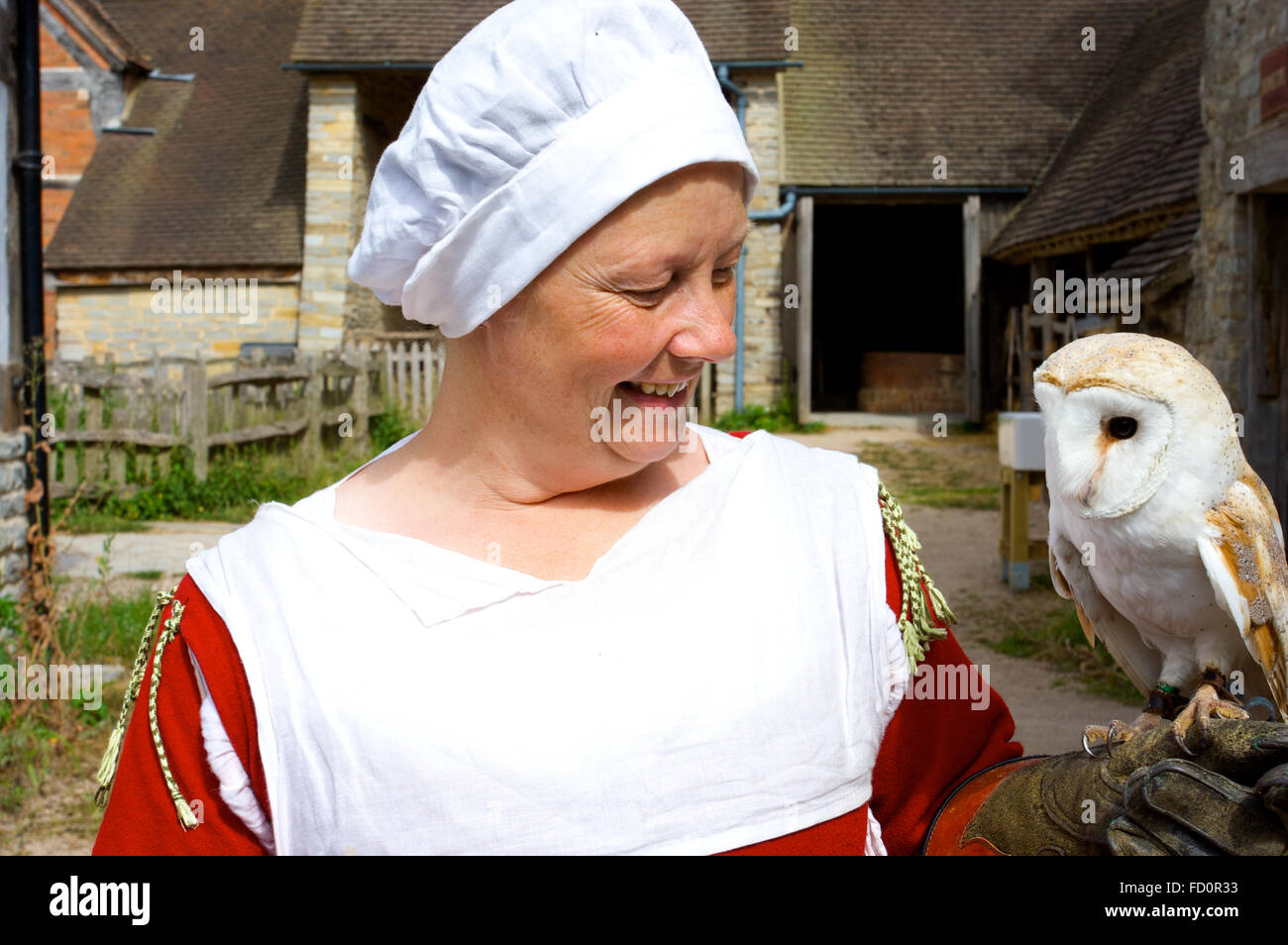 Eine Dame, die millie in der Scheune in einer Falknerei auf der Mary Arden Farm in Stratford-upon-Avon hält. Stockfoto