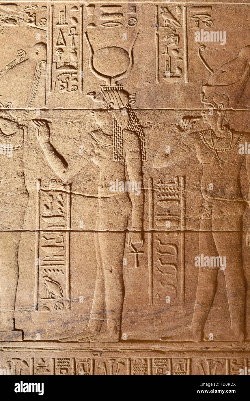 Ägypten - der Tempel der Isis in Philae-Insel, Hieroglyphcs und Relief der Göttin Isis Tempel, UNESCO Stockfoto