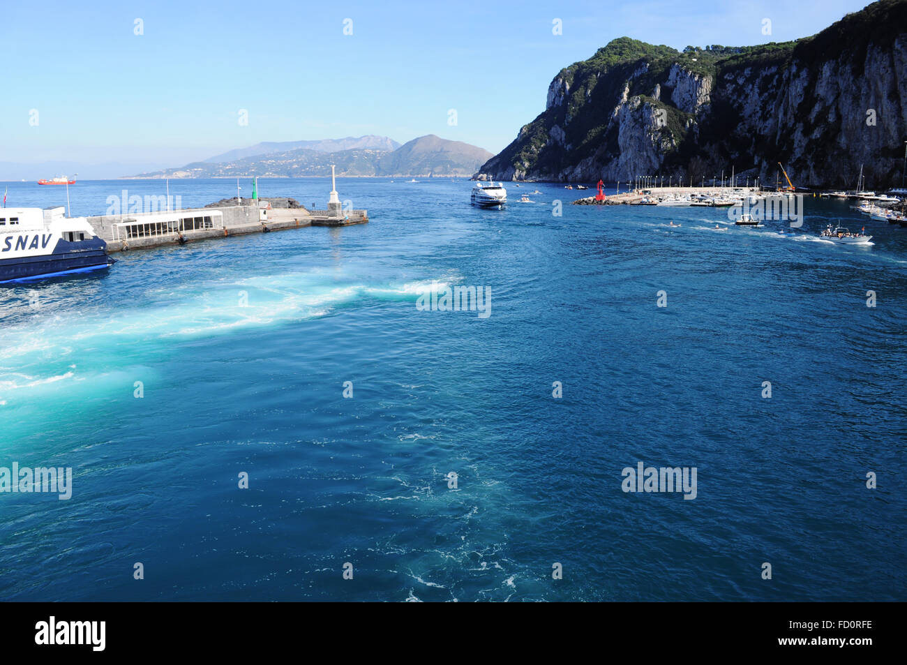 Hafen von Capri, Blick auf das Meer. Stockfoto