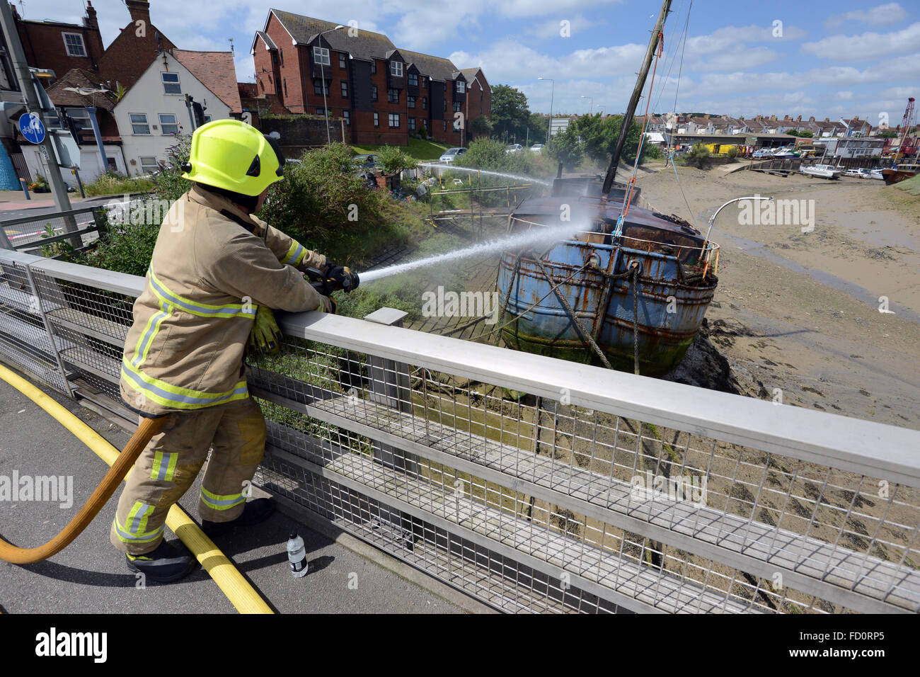 Boot-Feuer dosiert durch Feuerwehr, Newhaven, Großbritannien Stockfoto