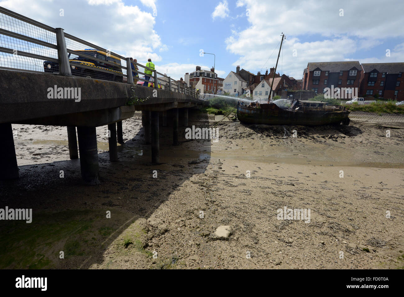Boot-Feuer dosiert durch Feuerwehr, Newhaven, Großbritannien Stockfoto