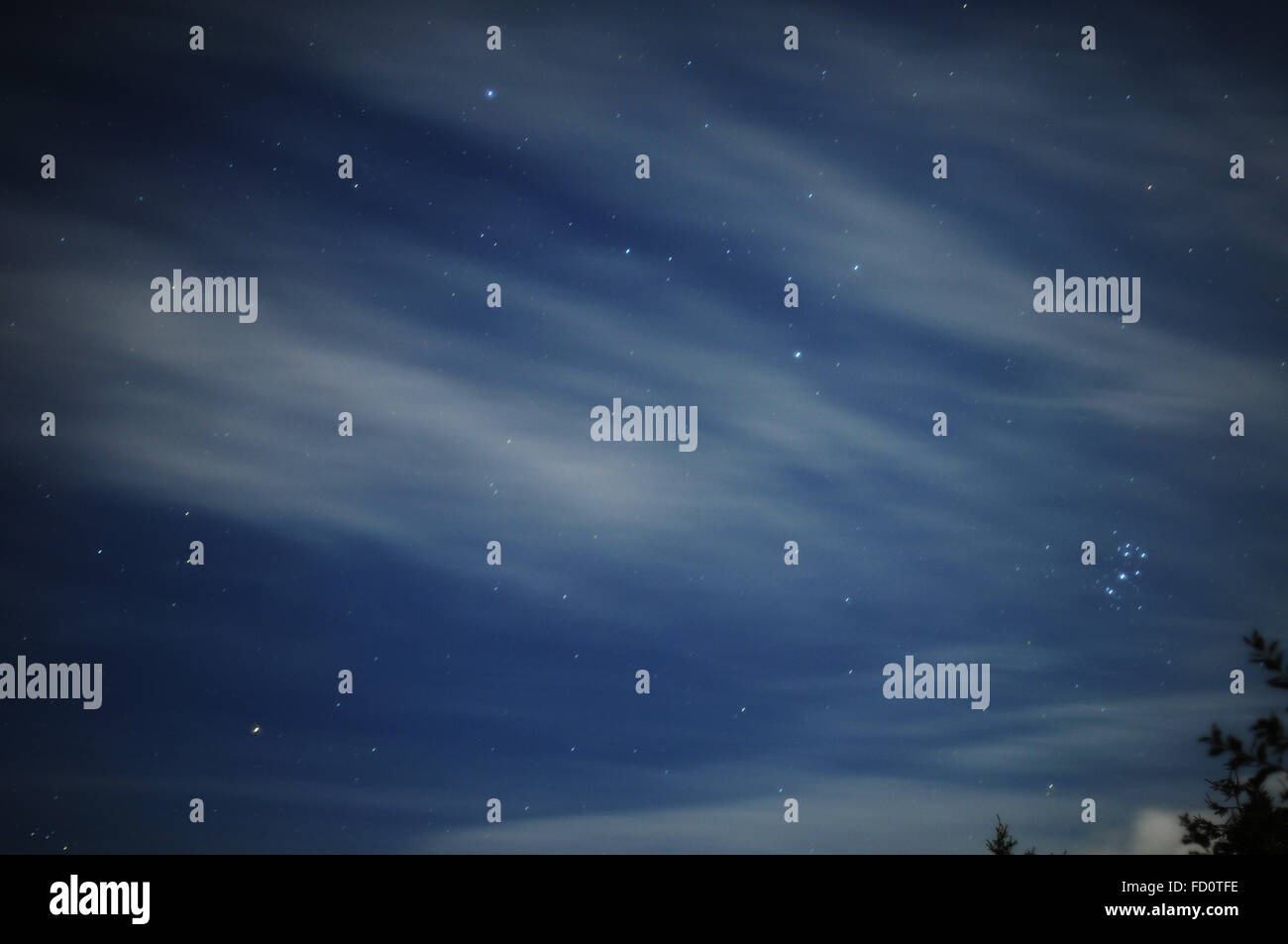 Nachthimmel in Schweden, Langzeitbelichtung mit Wolkenfetzen. Stockfoto