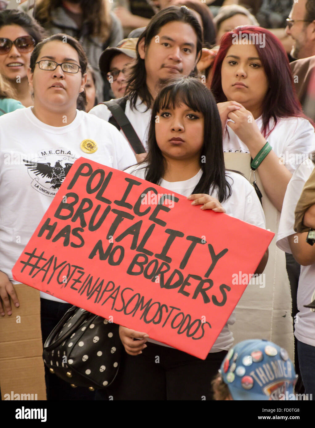 Young-Hispanics halten Hinweisschild Polizei Brutalität hat No Borders während 2015 Maikundgebung in Portland, Oregon. Stockfoto