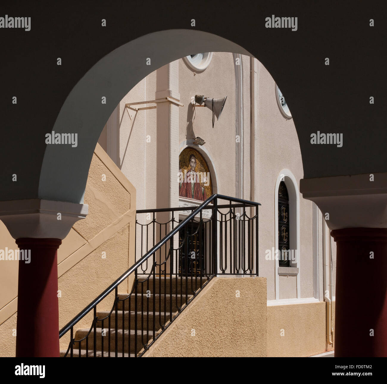 Kirche von Agia Paraskevi, Kos-Stadt, Kos Egeo, Griechenland; gesehen durch Bogen Stockfoto