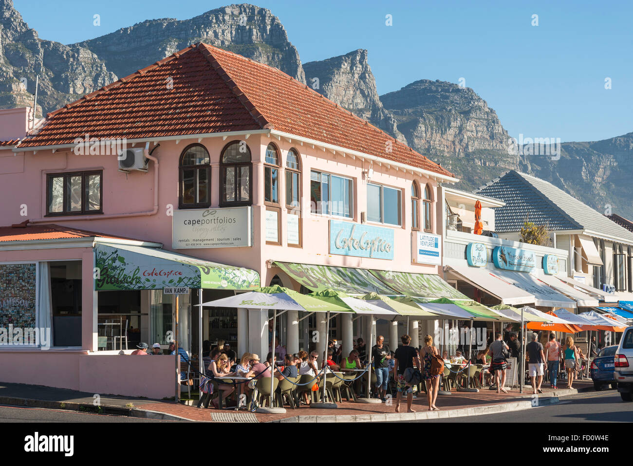 Restaurants & Bars auf Victoria Road, Camps Bay, Cape Town, Cape Town Stadtverwaltung, Western Cape, Südafrika Stockfoto