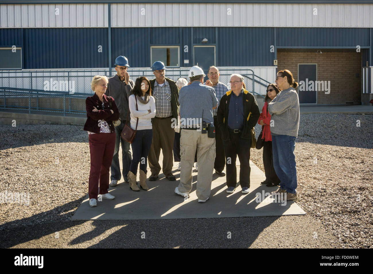 heterogene Gruppe von Besucher versammeln, um Dozent der Vortrag zu hören, bevor absteigend in Start-Kontrollraum Raketensilo angeschlossen Stockfoto