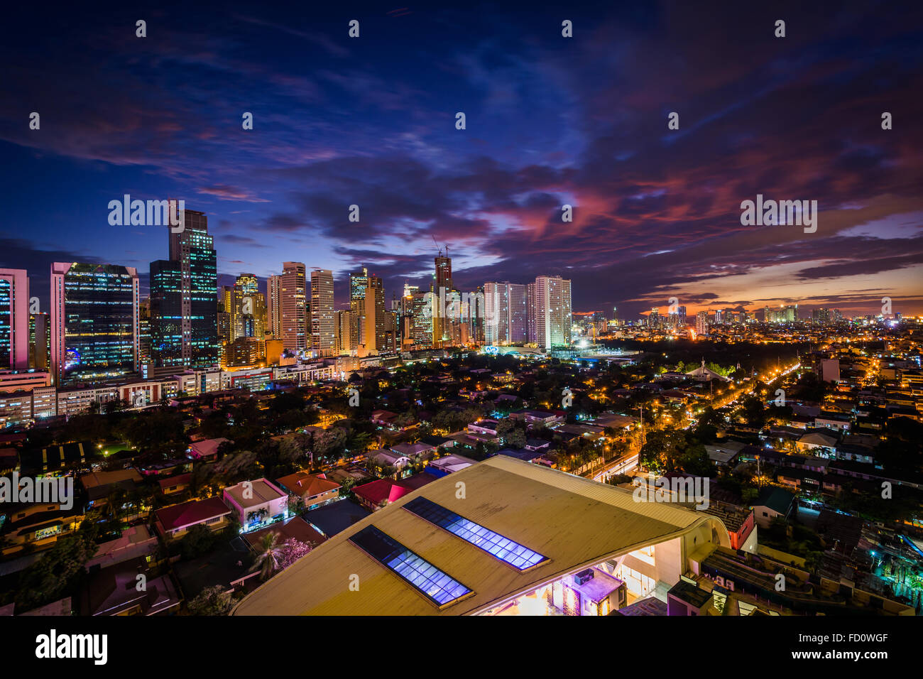 Blick auf die Skyline von Makati in der Nacht, in Metro Manila, Philippinen. Stockfoto