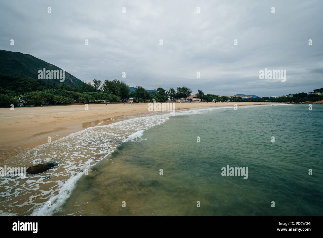 Blick auf den Strand in Shek O Village, auf Hong Kong Island, Hongkong. Stockfoto