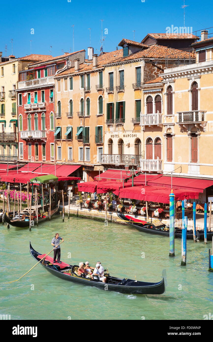 Venedig - Gondel mit Touristen am Canal Grande, Italien, UNESCO Stockfoto