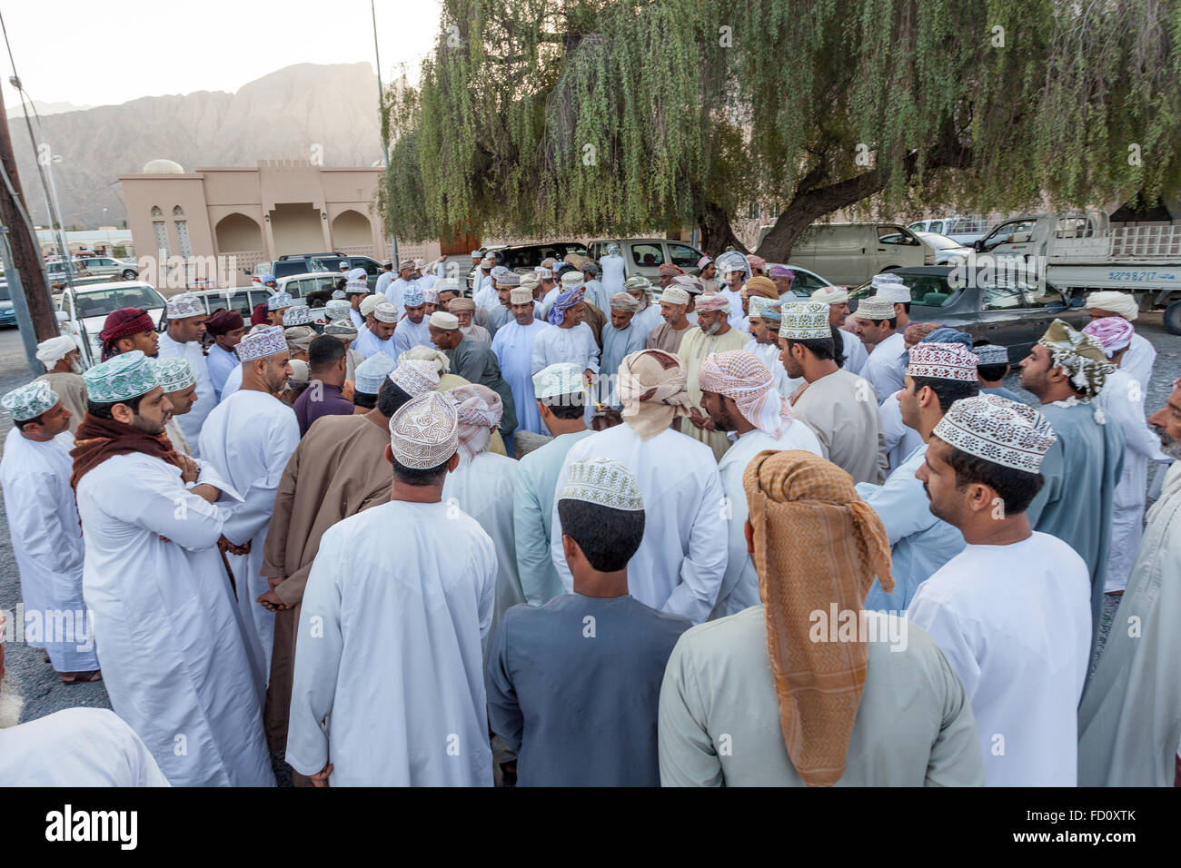 Omanische Männer auf dem Markt in Nakhl, Oman Stockfoto