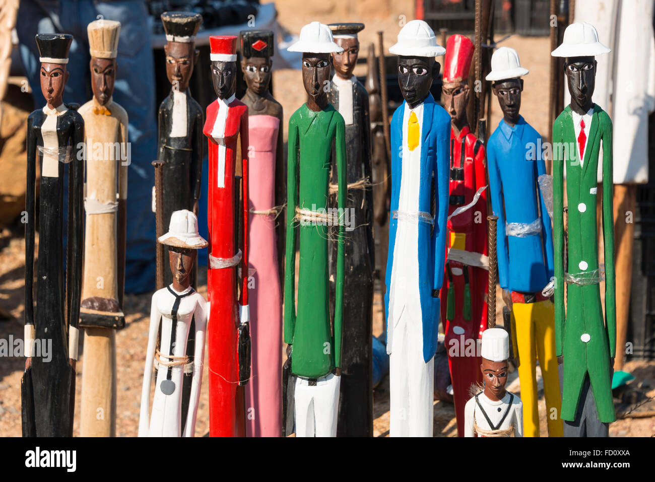 Geschnitzte afrikanische Figuren zum Verkauf am Straßenrand, Kap-Halbinsel, Kapstadt, Westkap, Südafrika Stockfoto