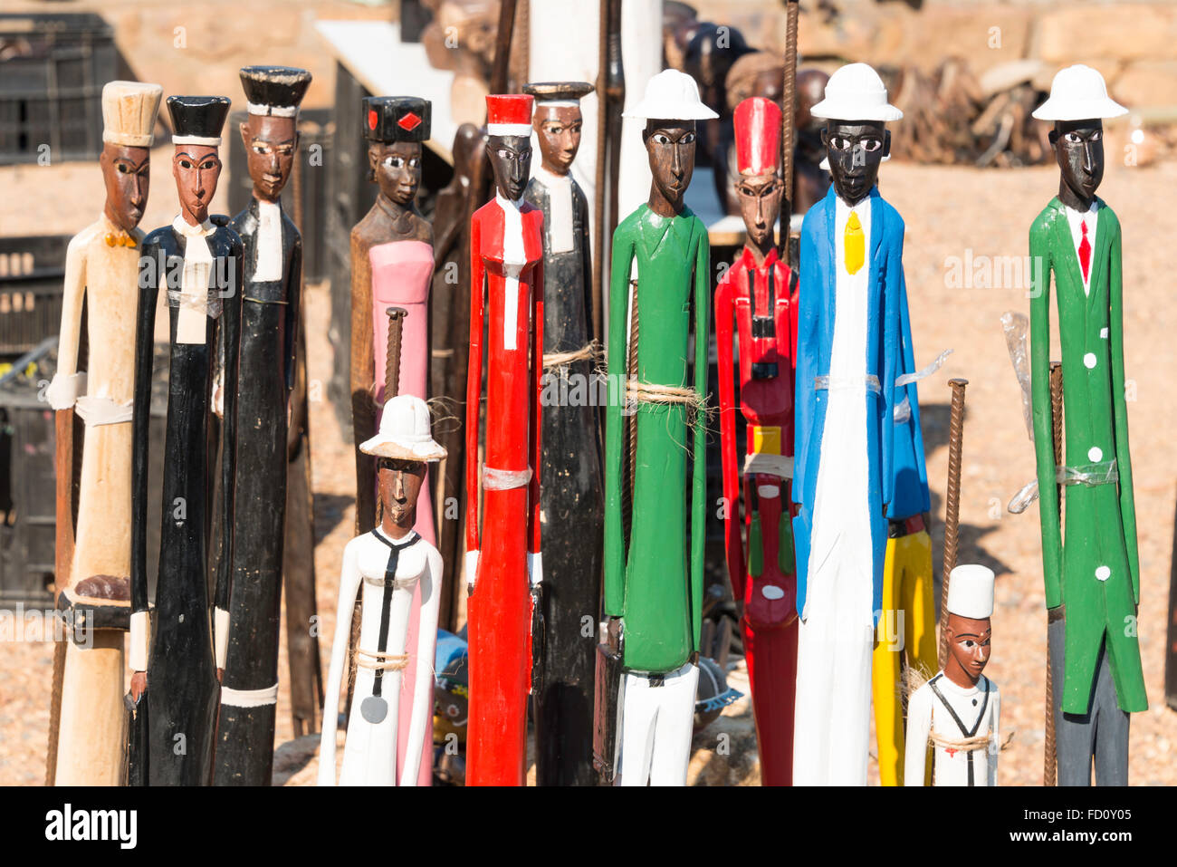 Geschnitzte afrikanische Figuren zum Verkauf am Straßenrand, Kap-Halbinsel, Kapstadt, Westkap, Südafrika Stockfoto