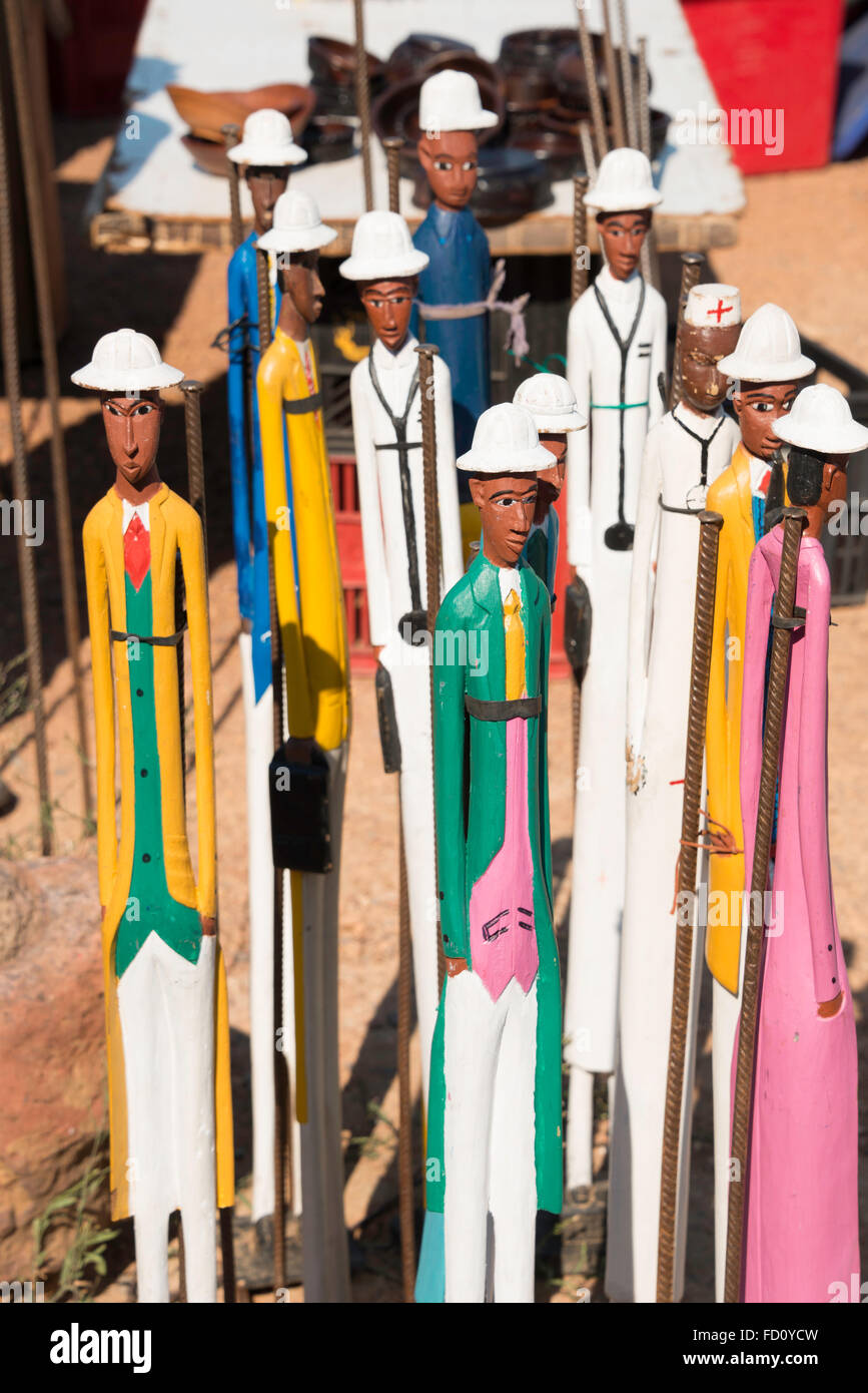 Geschnitzte afrikanische Figuren zum Verkauf am Straßenrand, Kap-Halbinsel, Kapstadt, Westkap, Südafrika Stockfoto