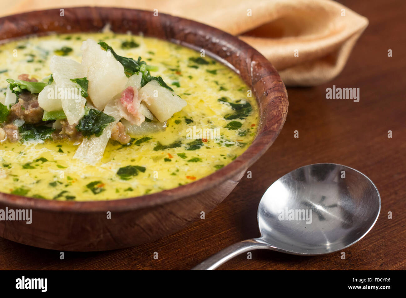Wurst und Kohl Zuppa Toscana italienische cremige Suppe Stockfoto