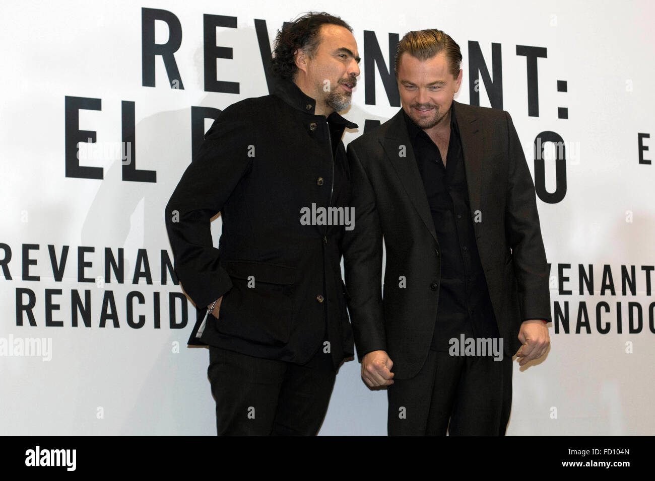 Mexico City, Mexiko. 26. Januar 2016. Mexikanische Regisseur Alejandro Gonzalez Inarritu (L) und der US-Schauspieler Leonardo DiCaprio stellen während der Fototermin zur Förderung der Film The Revenant in Mexiko-Stadt, Hauptstadt von Mexiko, am 26. Januar 2016. Bildnachweis: Alejandro Ayala/Xinhua/Alamy Live-Nachrichten Stockfoto