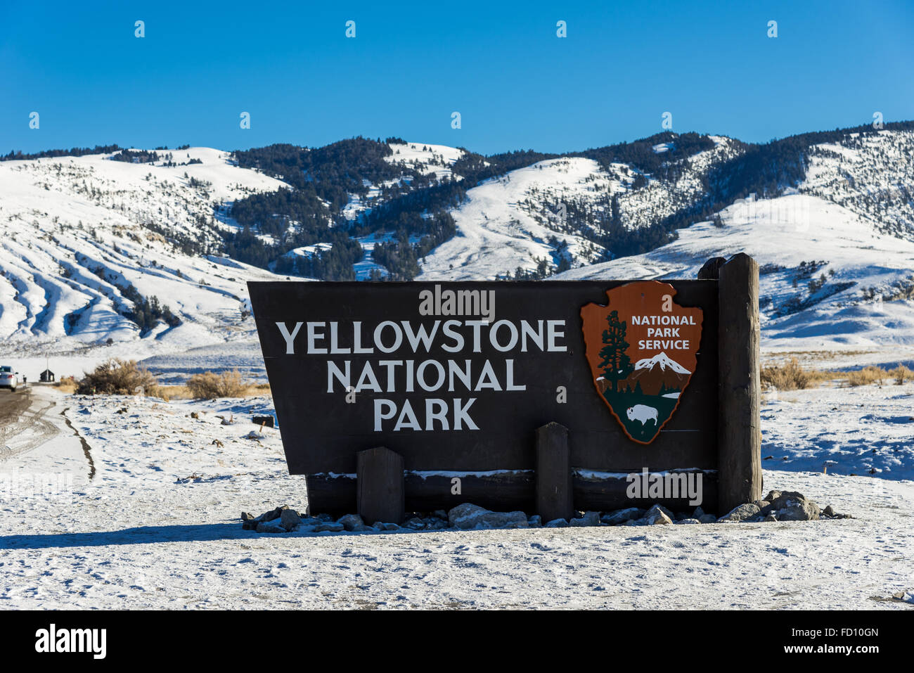 Yellowstone-Nationalpark-Schild am Eingang im Winterschnee. Montana, USA. Stockfoto