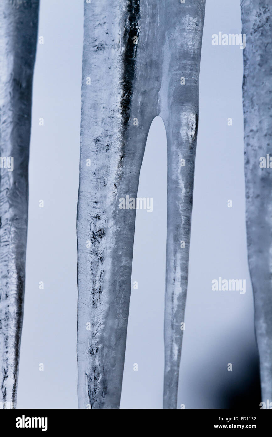 Eiszapfen über einem hellen Hintergrund mit interessanten Formen und Texturen ausgesetzt Stockfoto