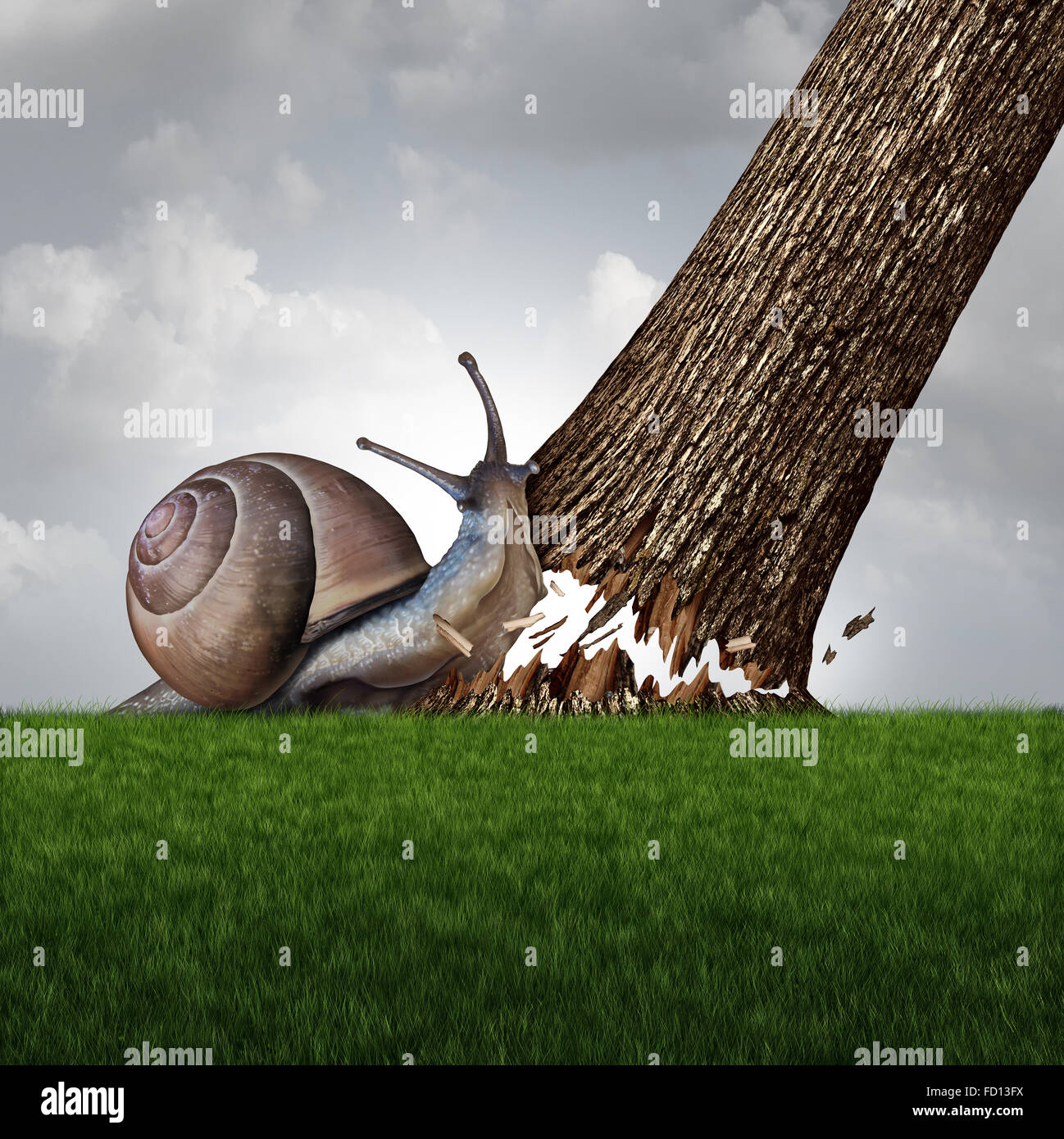 Stärke-Konzept als eine Schnecke herunterdrücken einen großen Baumstamm als Geschäft Erfolg Metapher für die Macht der Motivation und ein Symbol für Vertrauen und Mut, etwas zu erreichen. Stockfoto