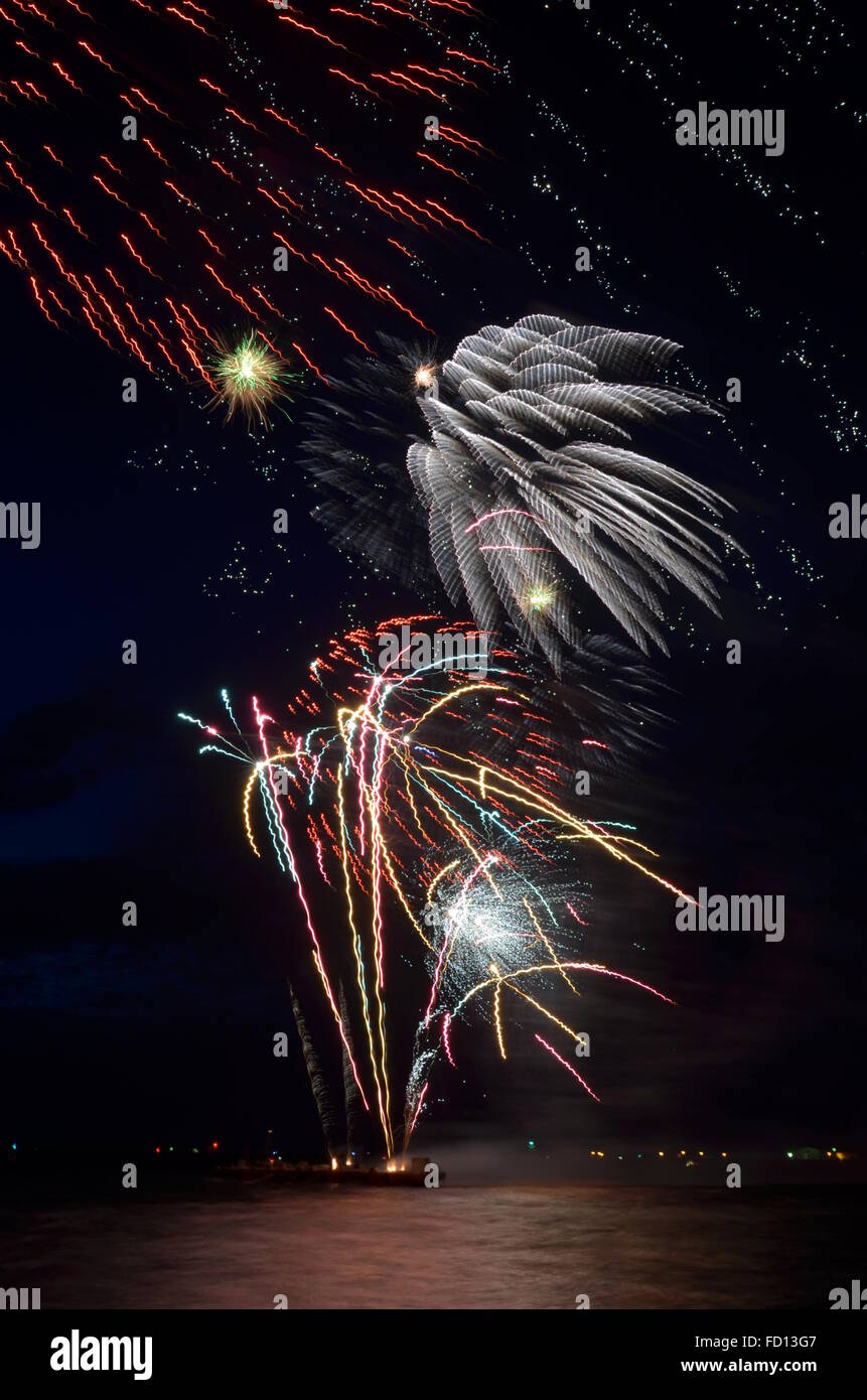 Australia Day Feuerwerk über dem indischen Ozean bei Badenden Strand, Fremantle, Australien Stockfoto