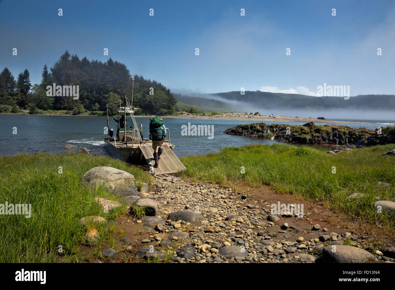 BRITISH COLUMBIA - West Coast Trail Wanderer einsteigen Fähre, Gordon River im südlichen Ausgangspunkt in der Nähe von Port Renfrew zu überqueren. Stockfoto