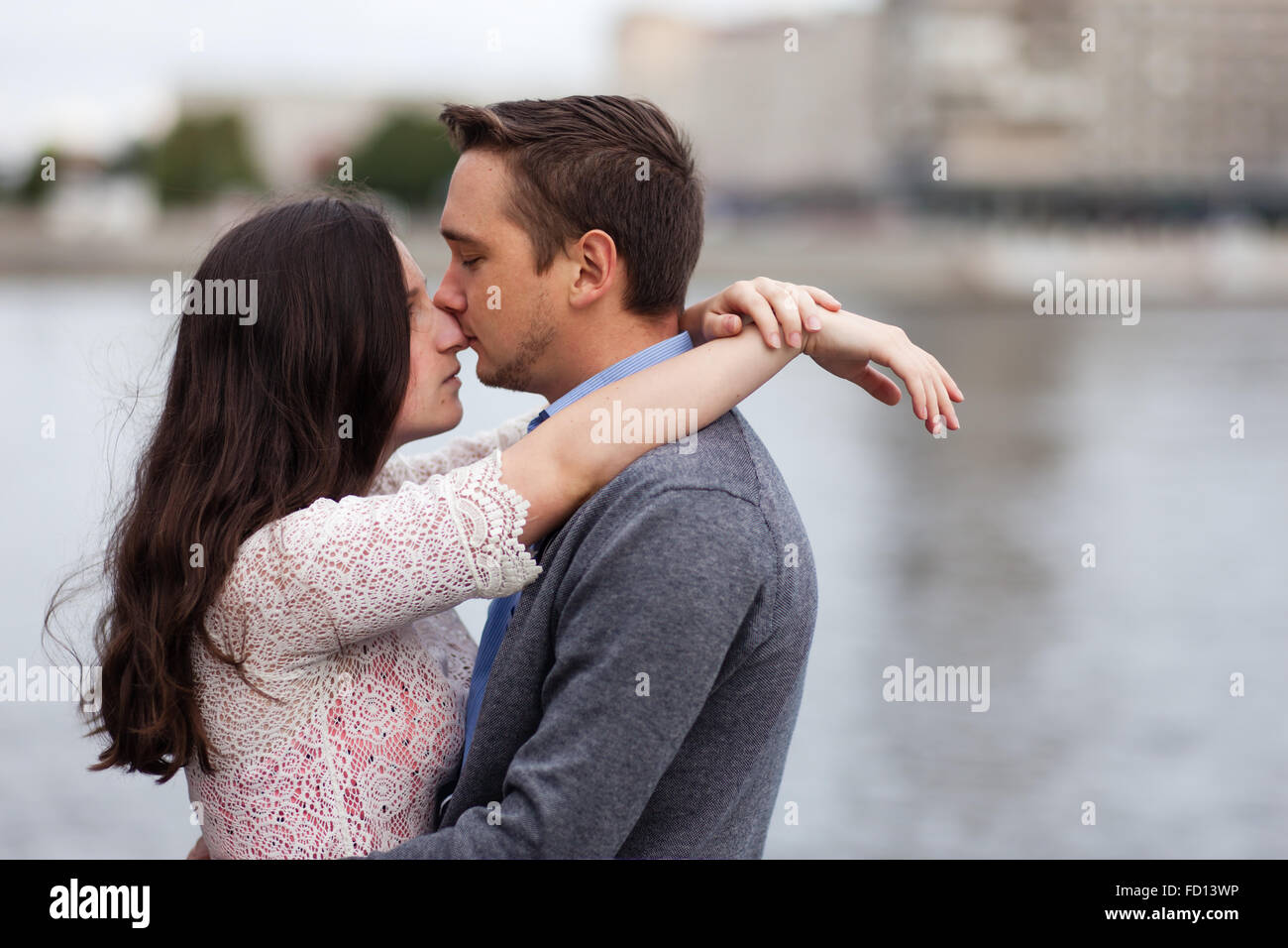 Datum der beiden Liebenden am Ufer des Flusses Stockfoto