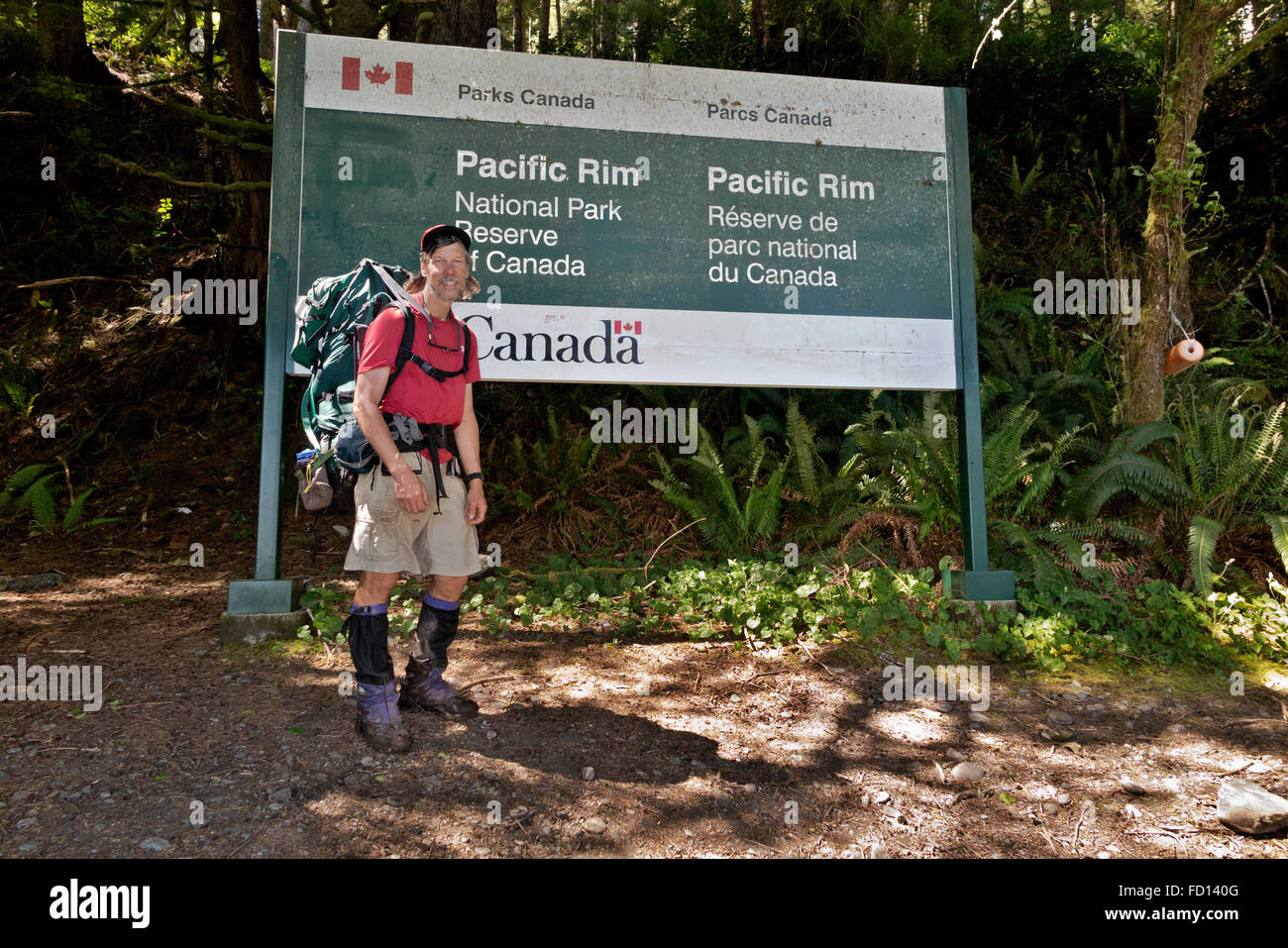 BC00557-00... BRITISH COLUMBIA - Wanderer Tom Kirkendall bei Gordon River Ausgangspunkt für Vancouver Island an der West Coast Trail. (MR) Stockfoto