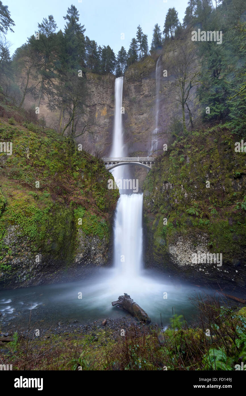 Multnomah Falls im Columbia River Gorge Oregon an einem regnerischen Tag Stockfoto