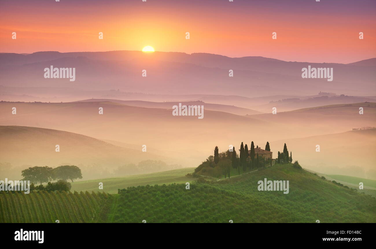 Toskana-Landschaft bei Sonnenaufgang, Val d ' Orcia, Italien Stockfoto