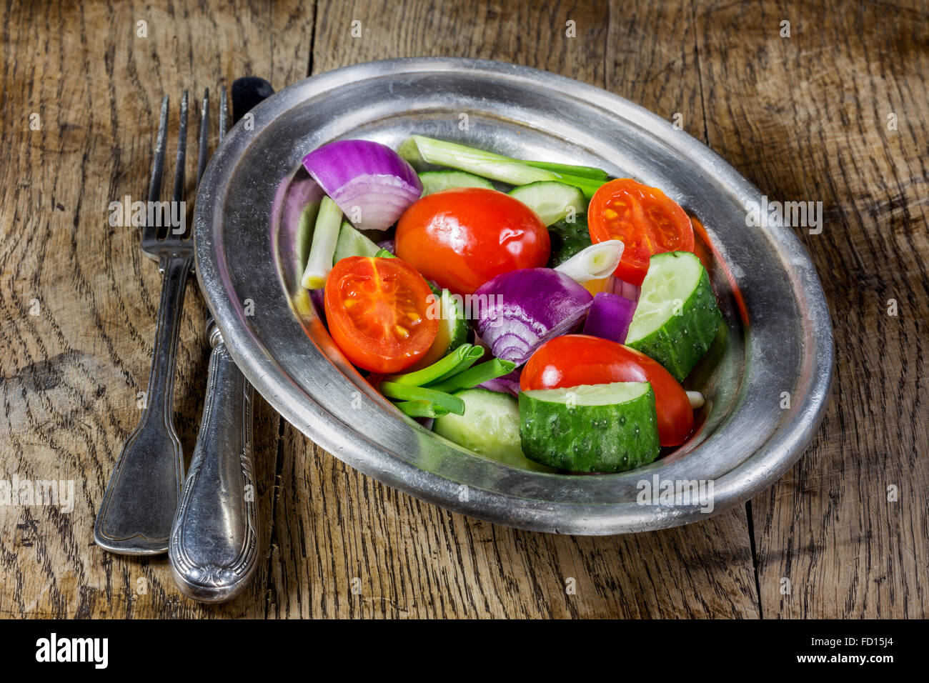Frisches Gemüse in eine silberne Bestecke auf alten Holztisch. Selektiven Fokus Stockfoto