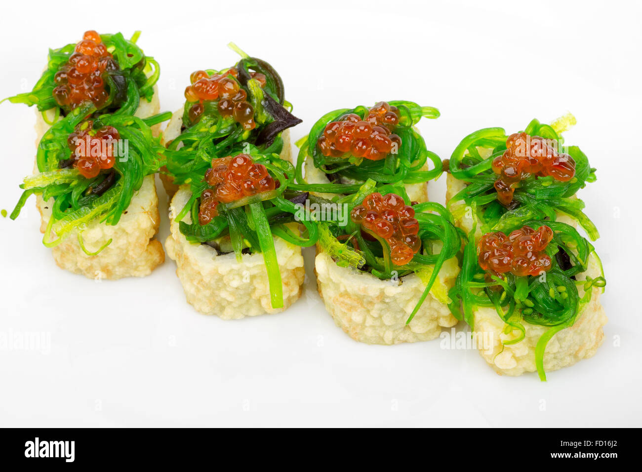 Maki Sushi mit Lachs, roter Kaviar. Selektiven Fokus. Garniert mit Tobiko Stockfoto