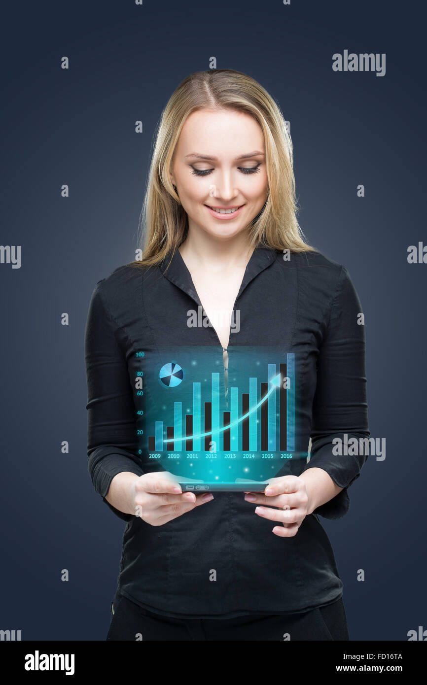 Wirtschaft, Technologie, Anlagekonzept - freundliche junge lächelnde Geschäftsfrau mit TabletPC und Grafik Stockfoto