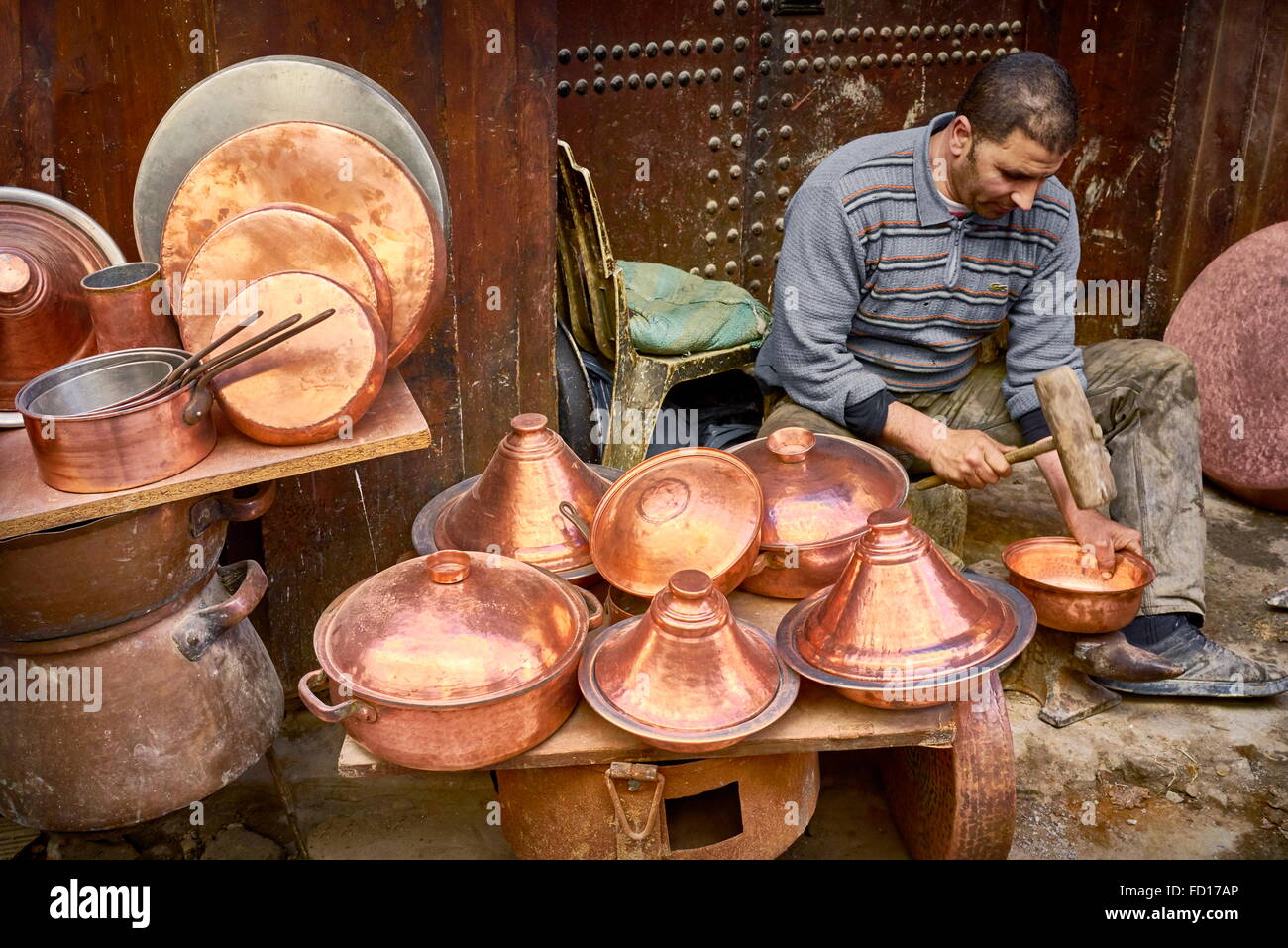 Messing-Arbeiter am Seffarine Square, Fes Medina, Marokko, Afrika Stockfoto