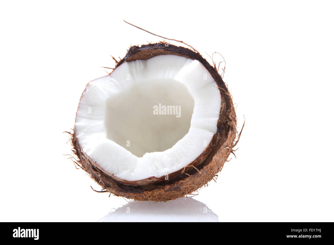 Kokosnuss Hälfte auf weißem Hintergrund Stockfoto