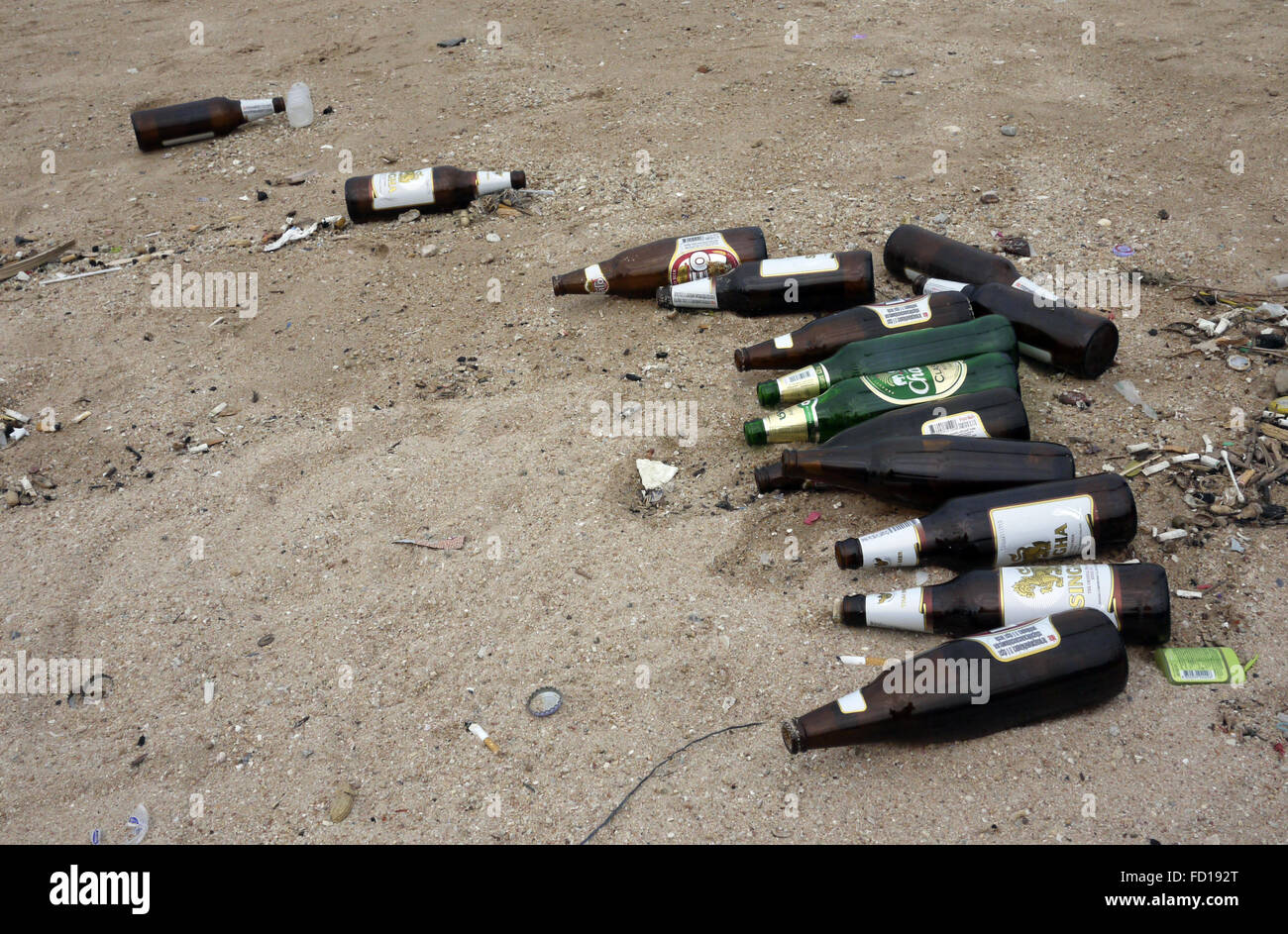 Leere Bierflaschen verlassen verlassene littering Strand in Pattaya Thailand. Stockfoto