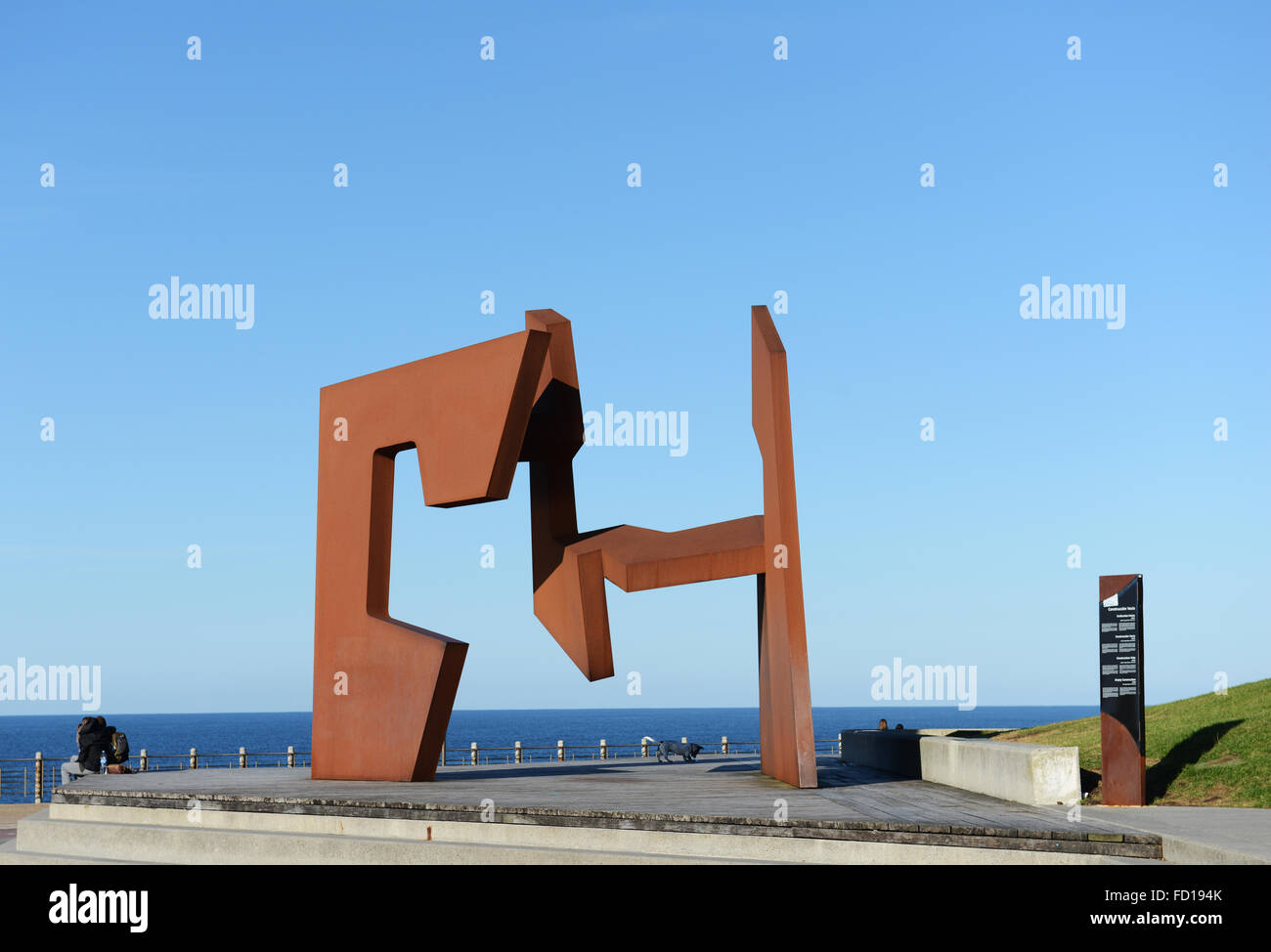 Große moderne Skulptur leer Bau von Gipuzkoa, Spanien, San Sebastian, Paseo Nuevo, Jorge Oteiza genannt. Stockfoto