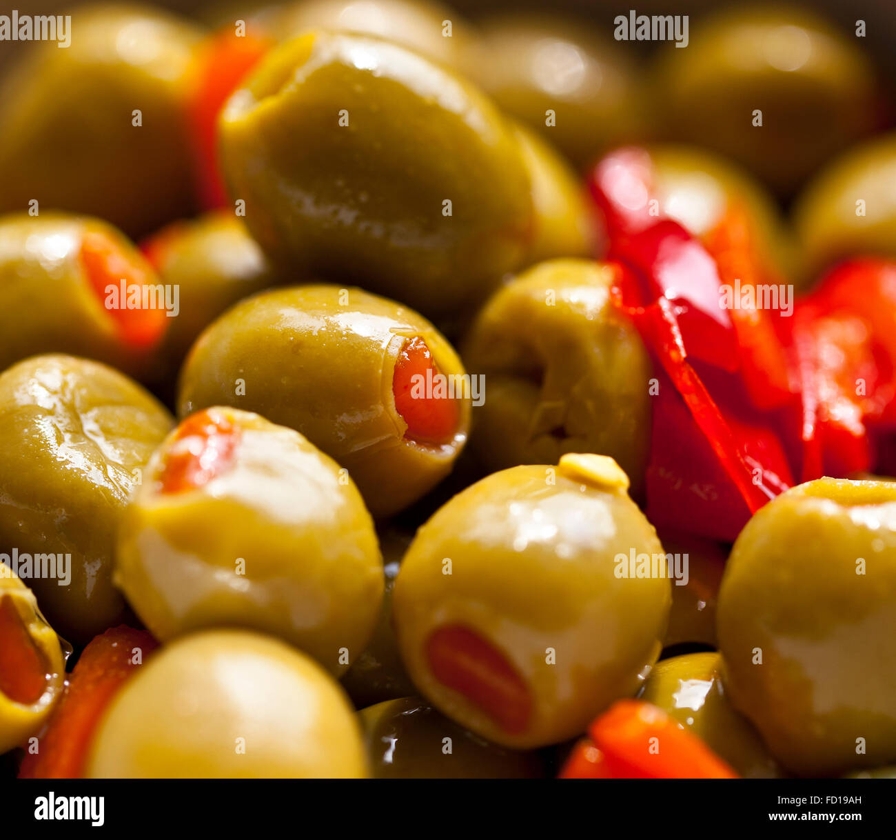 Grüne Oliven gefüllt mit Piment Stockfoto