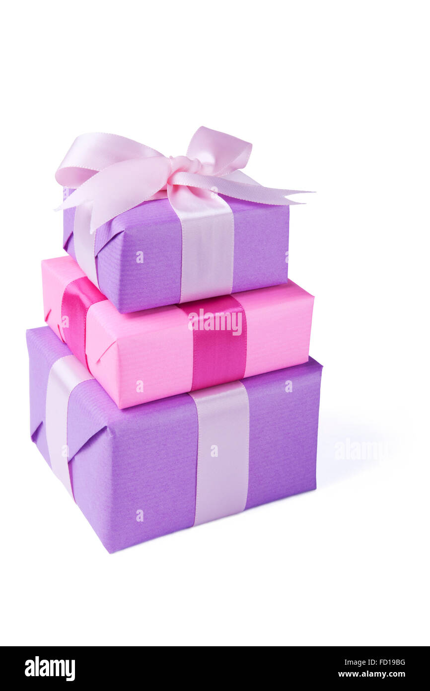 Ein Stapel von rosa und lila Valentinstag Geschenke mit einem Satinbänder. Isoliert auf weiss. Stockfoto