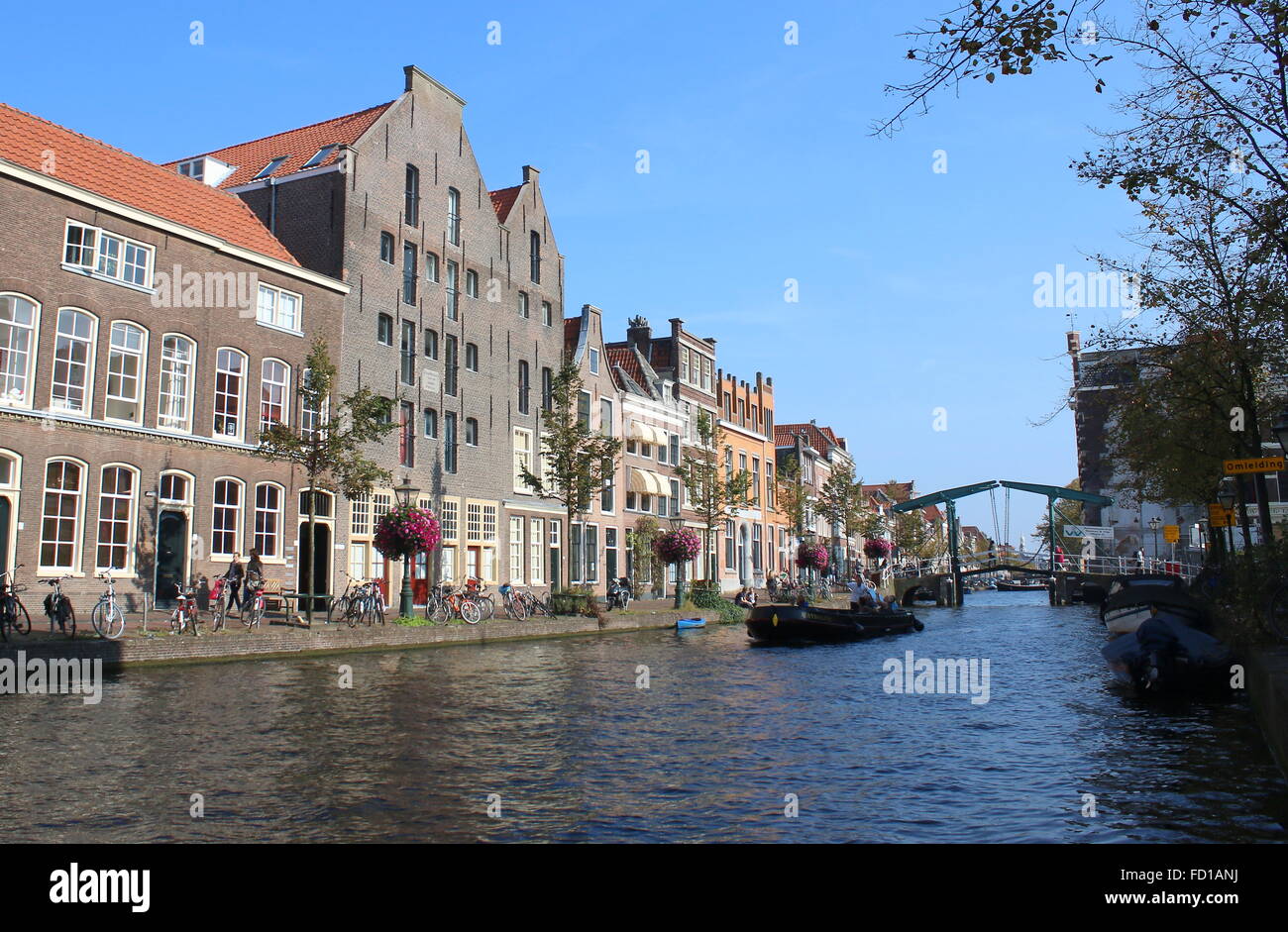 Boot mit Touristen am Oude Rijn-Kanal in der Altstadt von Leiden, Niederlande Stockfoto