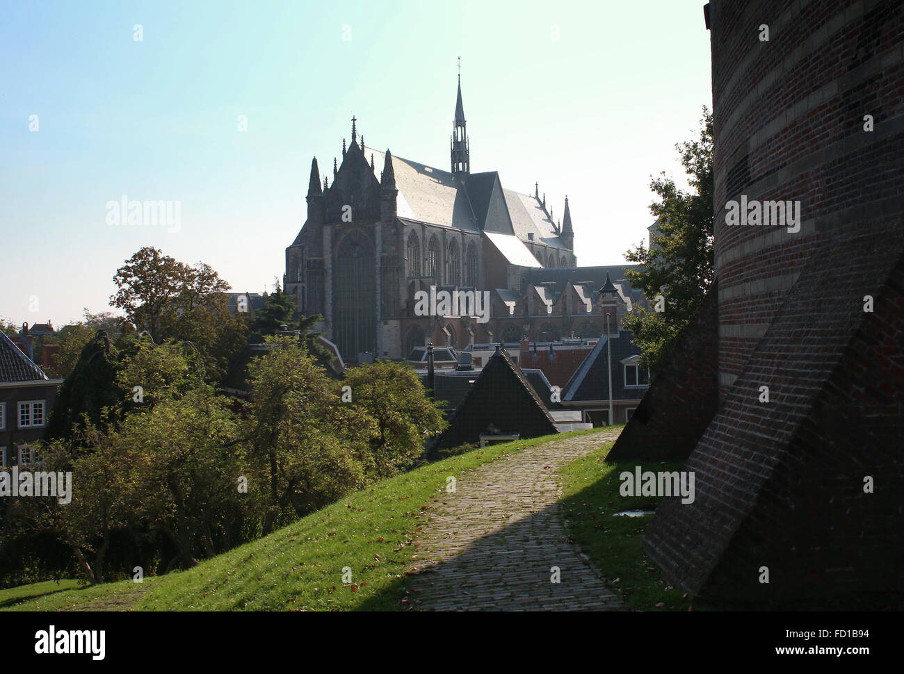 Schloß Hügel, eine Hochburg des 11. Jahrhundert in der alten Stadt Leiden, Niederlande. Blick in Richtung Hooglandse Kerk Kirche Stockfoto