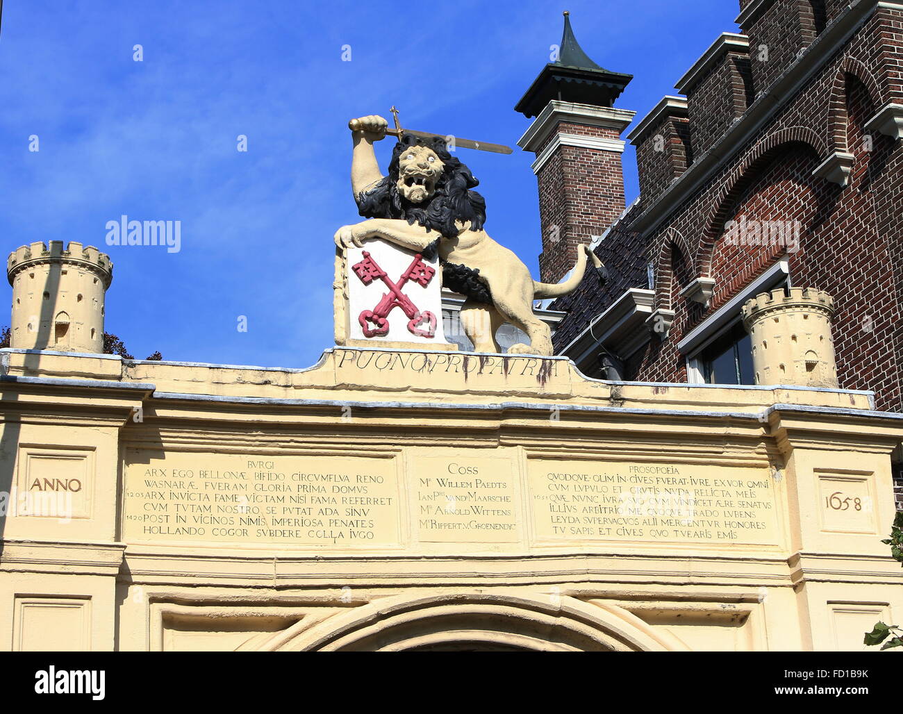 Fassade des unteren Tor zum Schloß Hügel, 11. Jahrhundert Festung im Zentrum von Leiden, Niederlande, Stadtwappen - Leiden-Sammlung Stockfoto
