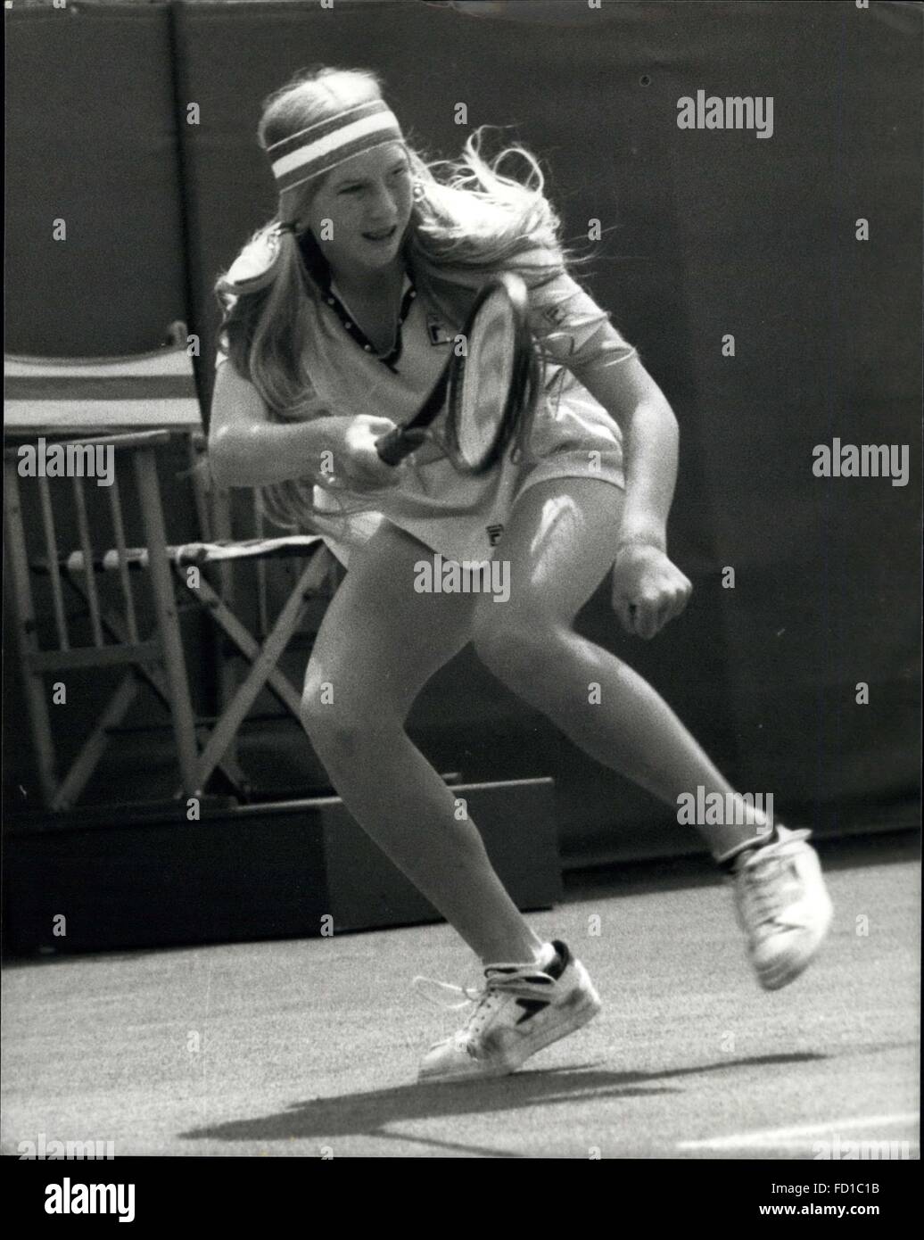 1980 - eine Zukunft Tennis Königin bei 15 Andrea Jaeger, mit 15 Jahren nur Wimbledon s jüngste jemals gesetzte Spieler geworden ist. Andrea ist von Rosemary Casals, gekippt, denen sie gestern von 6-0, 6: 3 beim Tennisturnier Eastbourne BMW WomenÃ niedergeschlagen. Illinois Schulmädchen ist auf Platz 14 der 16 WomenÃ s Singles Samen. Foto zeigt: Andrea Jaeger in Aktion gegen den Kerl amerikanischen Rosemary Casals in Eastbourne gestern gesehen. © Keystone Bilder USA/ZUMAPRESS.com/Alamy Live-Nachrichten Stockfoto