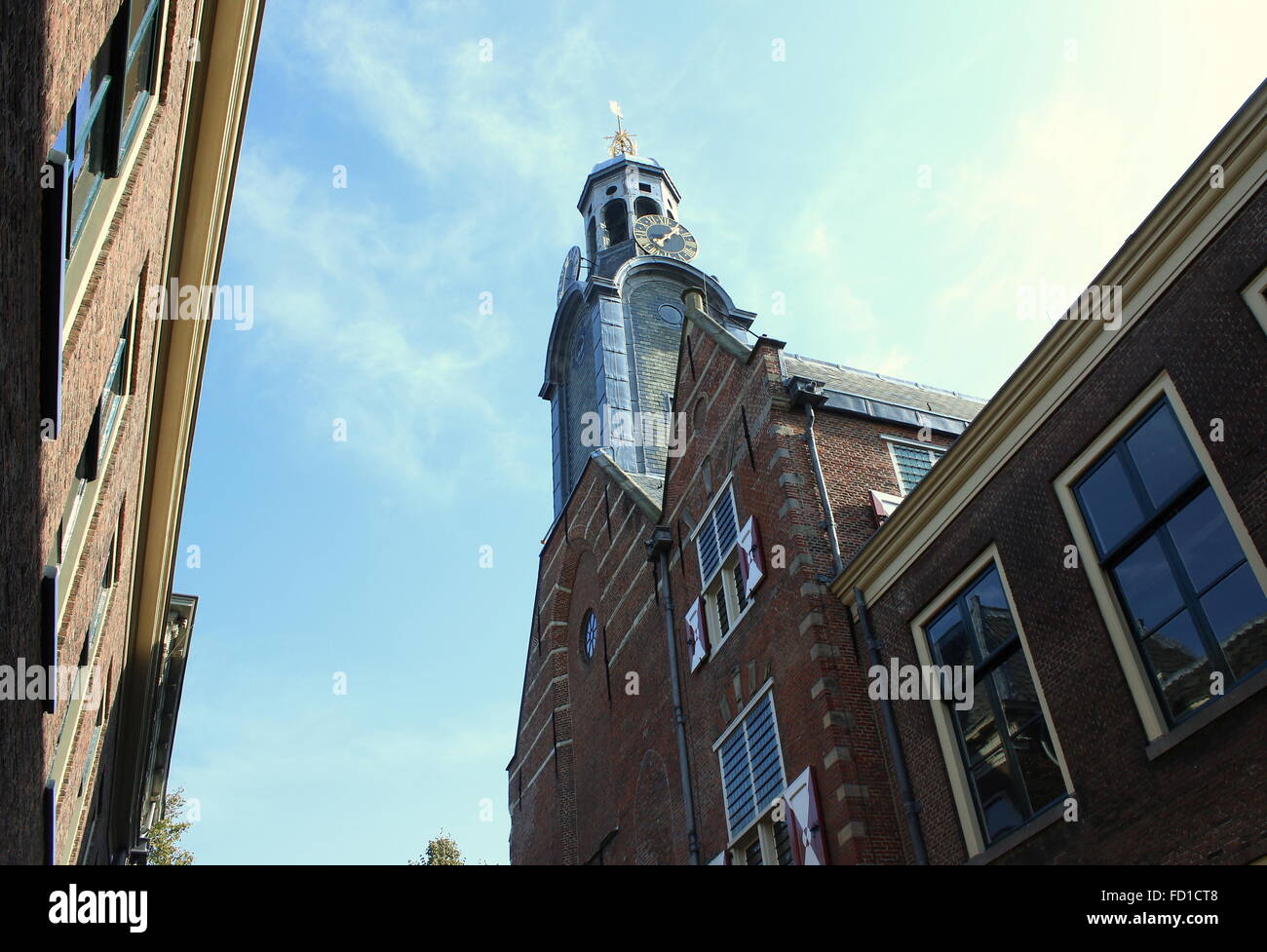 Turm aus dem frühen 16. Jahrhundert Academy Gebäude Leiden University am Rapenburg Kanal in Leiden, Niederlande Stockfoto